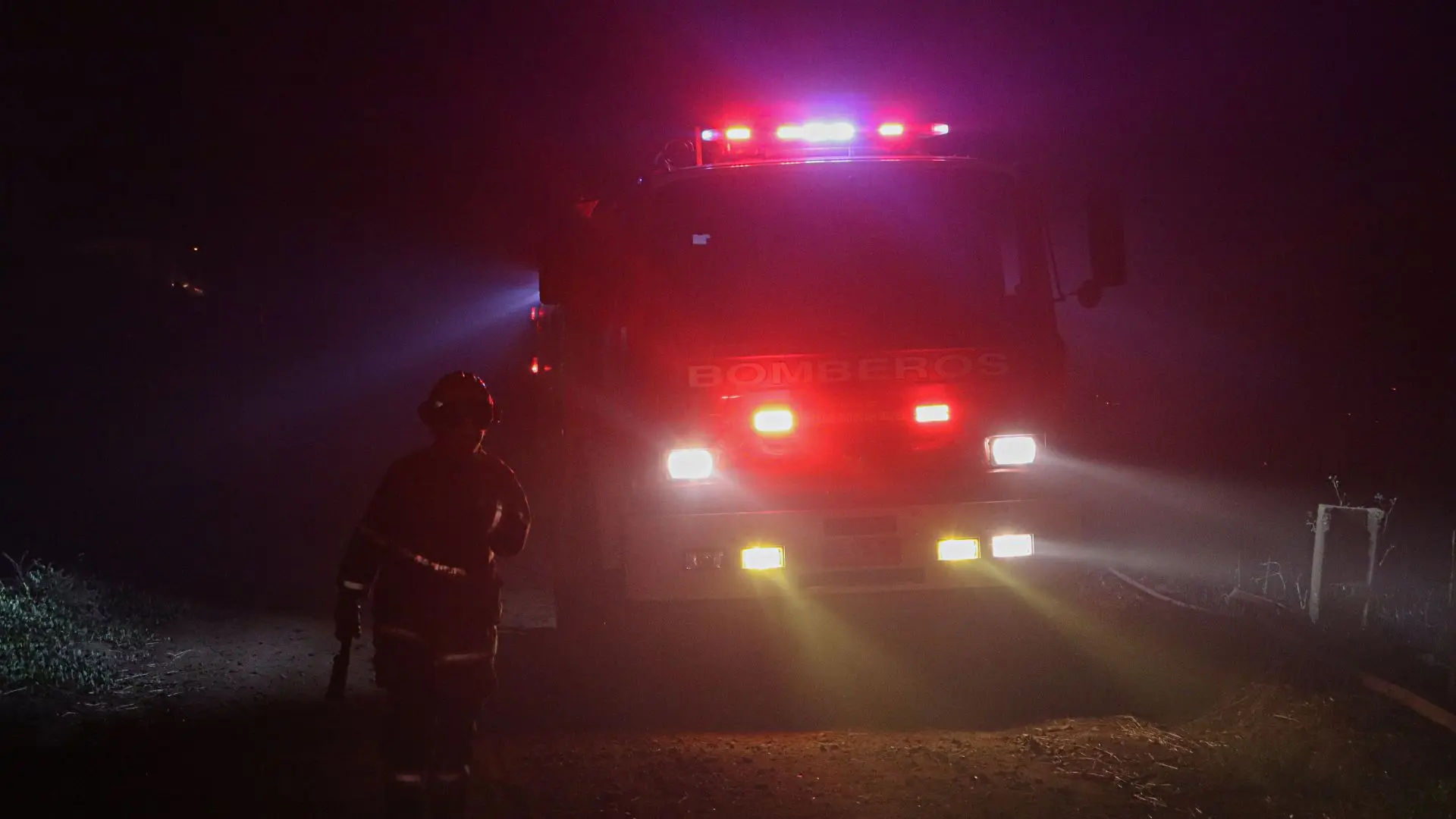 Un menor de edad y una mujer perdieron la vida tras incendio de vivienda durante la madrugada en la comuna de Río Bueno