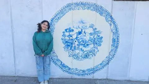 Mural con los históricos platos Willow sorprende a quienes visitan Penco: Artista usó el diseño y sus colores originales