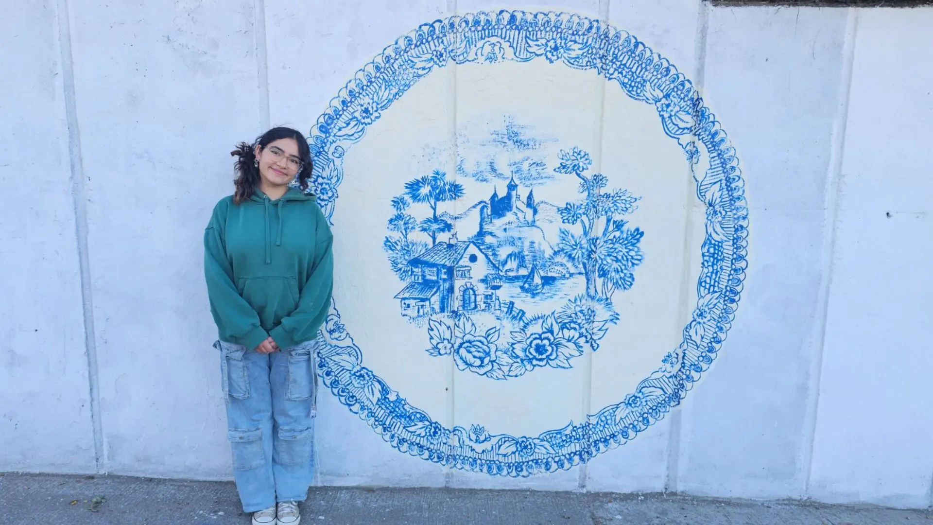 Mural con los históricos platos Willow sorprende a quienes visitan Penco: Artista usó el diseño y sus colores originales