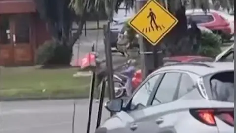 Captan a repartidor de delivery propinándole una brutal patada en la cabeza a un adulto mayor en Concepción