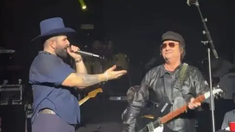 “Me inspiró a hacer lo que hoy hago”: Carín León sube al escenario a reconocido músico chileno durante su concierto
