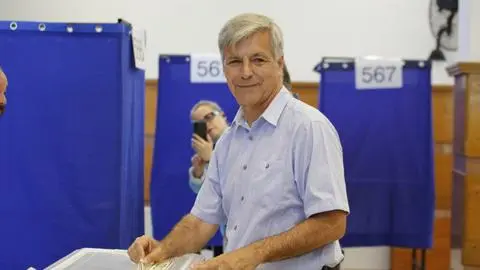 Harold Mayne-Nicholls fue a votar sin escoltas y apuntó a quienes los usan: “Después nos quejamos que no hay seguridad”