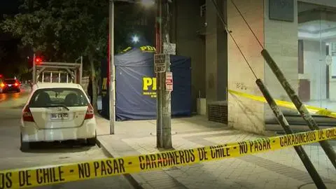 Asesinan a estudiante afuera de su departamento en Santiago