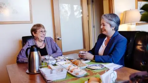 “Una mujer seria, responsable y dedicada”: Expresidenta Bachelet se reúne con candidata Jeannette Jara