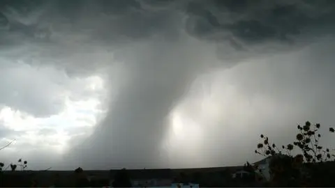 23 comunas del sur de Chile bajo aviso de posibles nubes tornádicas este viernes 28 de noviembre