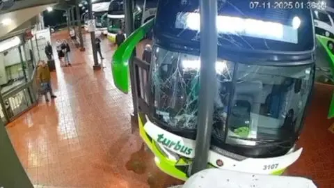 VIDEO | Justo cuando subían pasajeros: Bus choca en pleno terminal de Los Ángeles