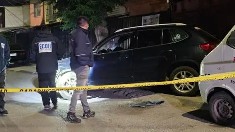 Se percutaron decenas de disparos: Hombre de 33 años muere tras ser emboscado y acribillado en un vehículo en Puente Alto