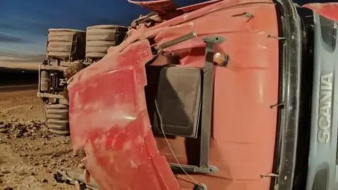 Chofer de camión perdió el control y terminó volcado: Dos personas fallecidas deja accidente en la Ruta 5 Norte en María Elena