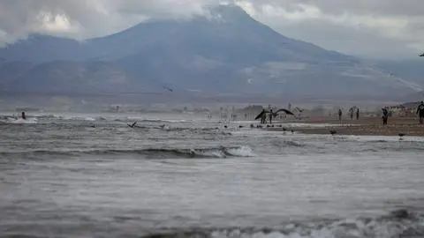 Continúa búsqueda de joven de 17 años que fue arrastrado por el mar en La Serena