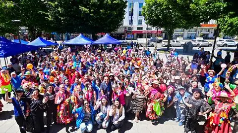 Personas mayores cautivaron a vecinos en el corazón de la ciudad con pasacalle y muestra de talleres