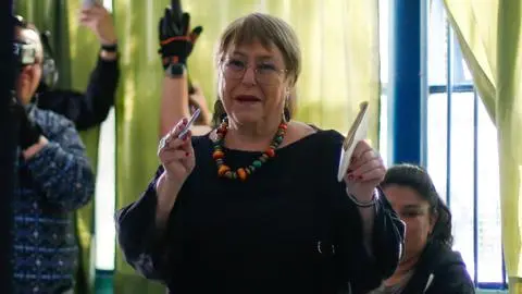 “Necesitamos igualdad de derechos”: Ex presidenta Michelle Bachelet tras emitir su voto