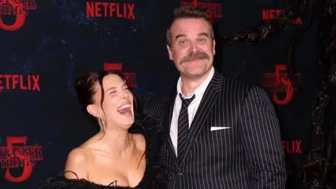 Millie Bobby Brown y David Harbour calman rumores tras presunta denuncia por acoso laboral