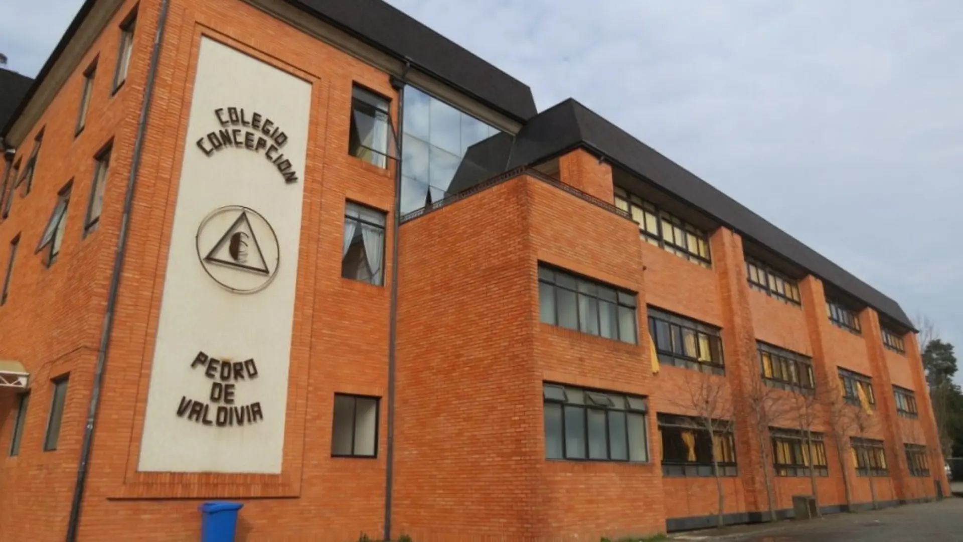 Estudiante resulta con quemaduras tras accidente durante experimento en Feria de Ciencias del Colegio Concepción de Pedro de Valdivia