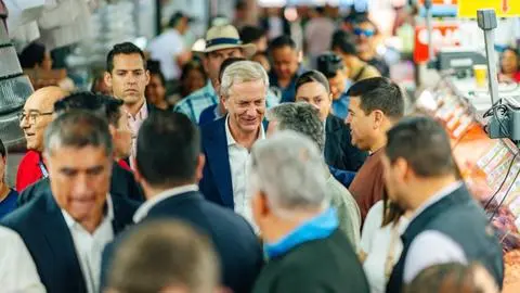 “¡Ándate de acá conche…!”: El tenso recorrido de José Antonio Kast en el Mercado Franklin