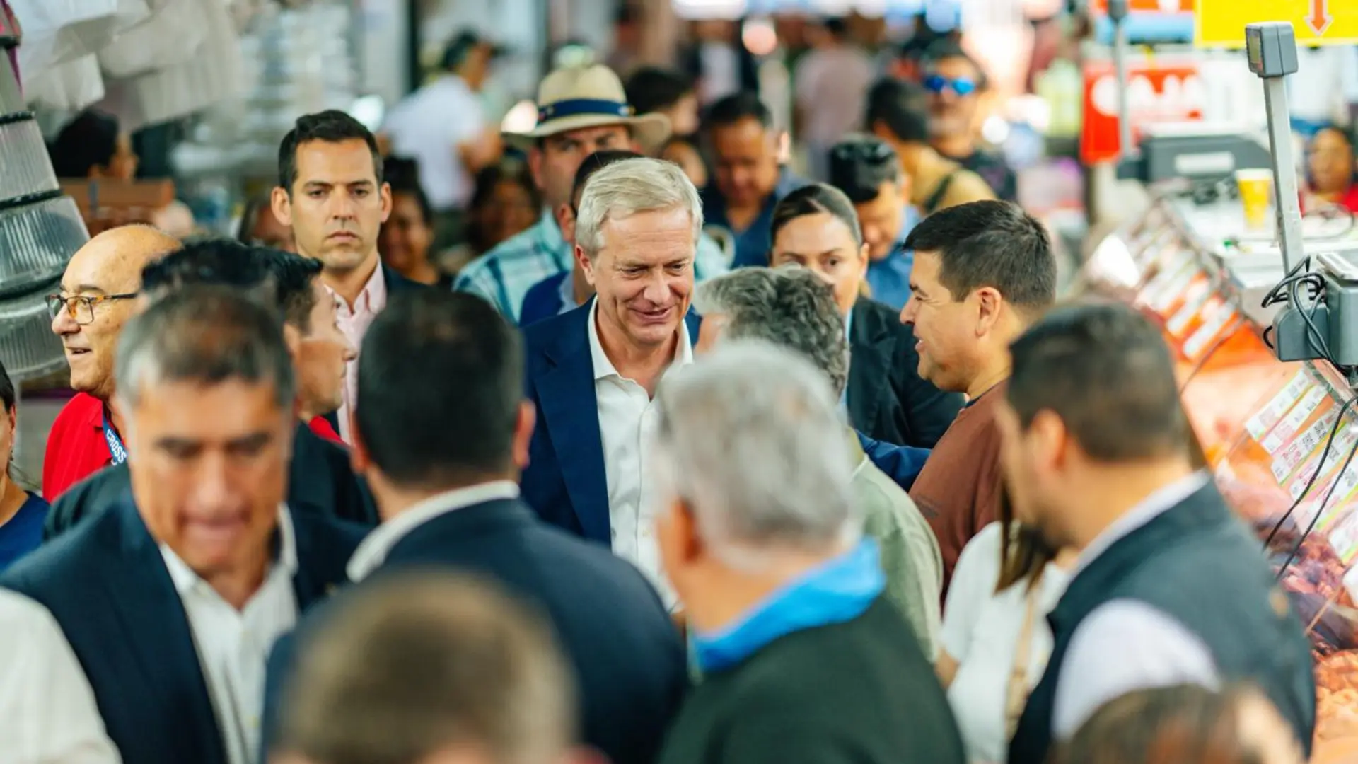 “¡Ándate de acá conche…!”: El tenso recorrido de José Antonio Kast en el Mercado Franklin