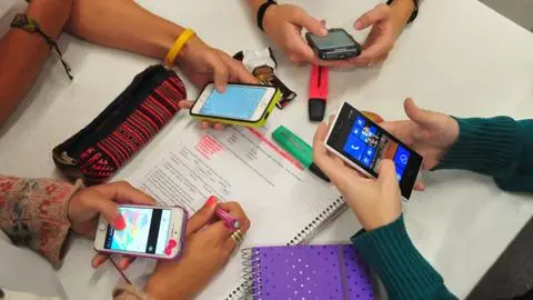 Aprueban proyecto que prohíbe el uso de celulares en colegios: Cuándo comenzará a regir la nueva ley