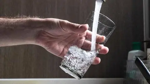 Avanza la “Ley del vaso de agua”: proyecto busca que restaurantes entreguen agua gratuita sin solicitarla