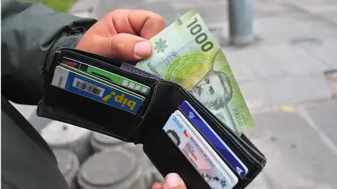 Casi la mitad de los hogares chilenos no llega a fin de mes: informe Ipsos revela el complejo panorama económico