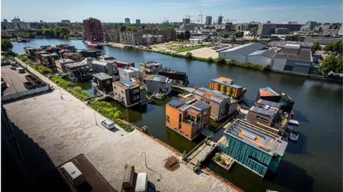 Casas y barrios flotantes: la solución de países bajos ante la escasez de suelo e inundaciones