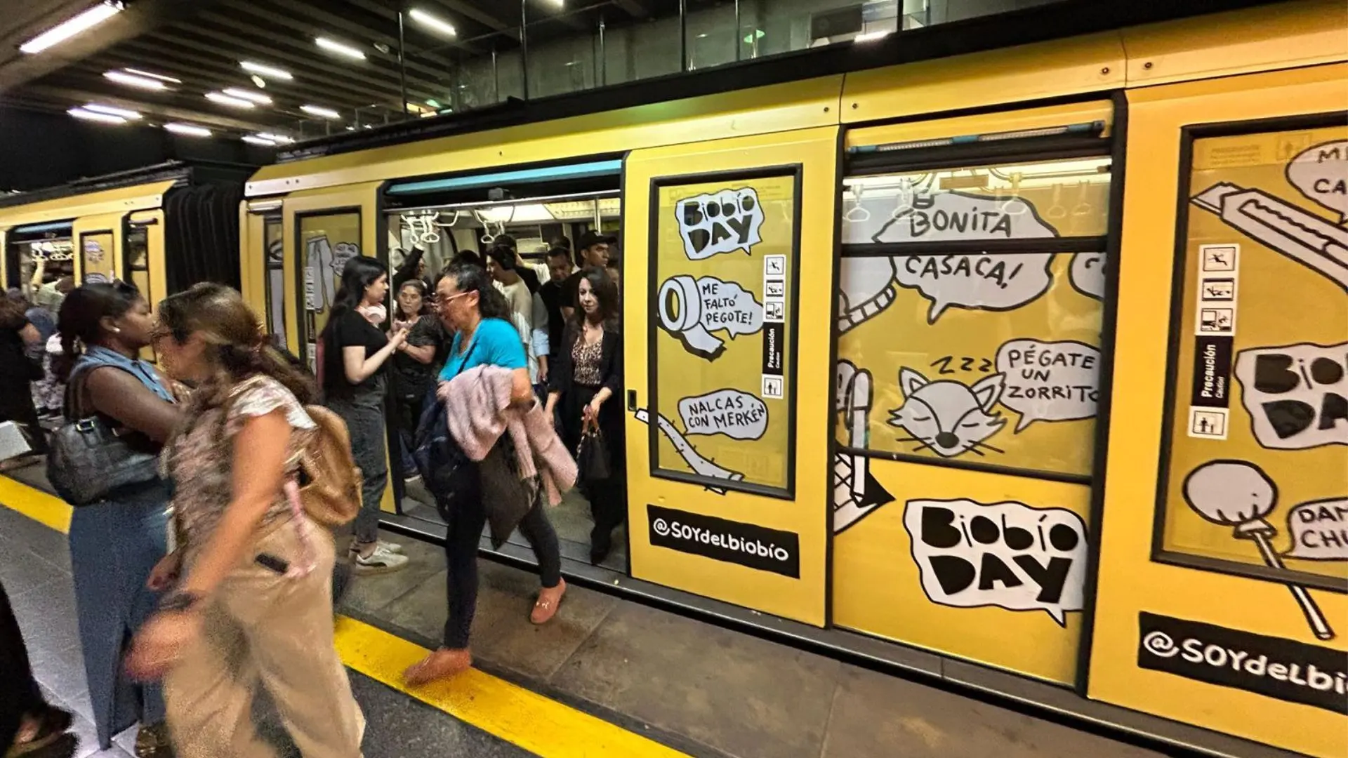 El Biobío tiñe la Línea 1 del Metro de Santiago con palabras típicas como ‘pegote’, ‘zorrito’ y ‘candola’