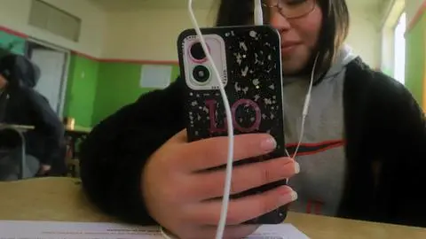 Colegios de Concepción y el Biobío se preparan con visiones distintas a ley que prohibirá los celulares en las aulas