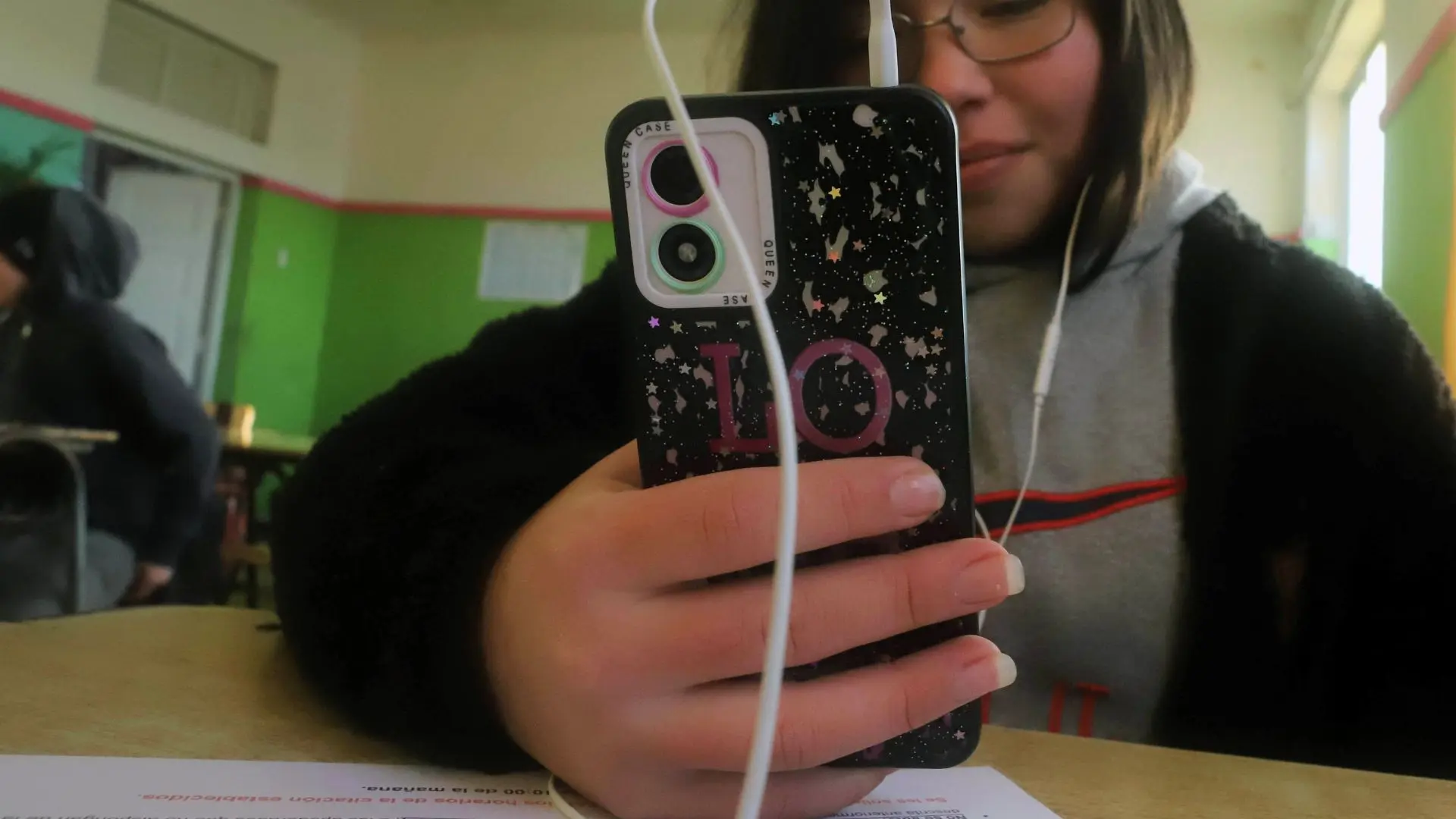 Colegios de Concepción y el Biobío se preparan con visiones distintas a ley que prohibirá los celulares en las aulas