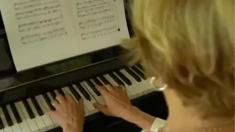 Tocando el Himno Nacional en el piano de su casa: Matthei espera para ir a votar