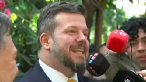 “El lobo que quiere que las ovejas voten por ella”: Kaiser lanza duros comentarios contra Jara en jornada de elecciones
