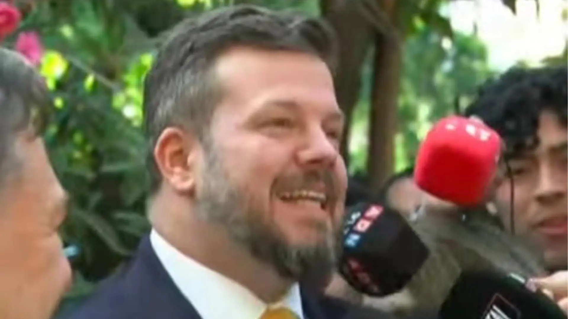 “El lobo que quiere que las ovejas voten por ella”: Kaiser lanza duros comentarios contra Jara en jornada de elecciones