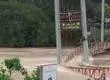 Inundaciones en Vietnam arrasan puente colgante en Phu Thien por crecida del río