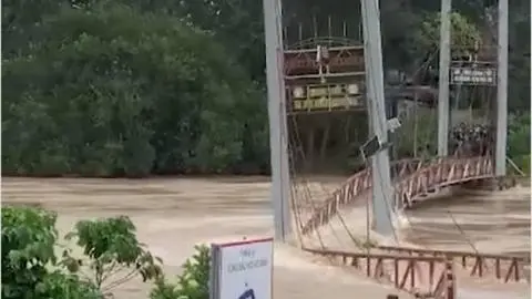 Inundaciones en Vietnam arrasan puente colgante en Phu Thien por crecida del río