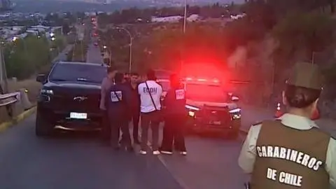 Encuentran a hombre amarrado y con múltiples impactos de bala en plena la vía pública: investigan homicidio en Peñalolén