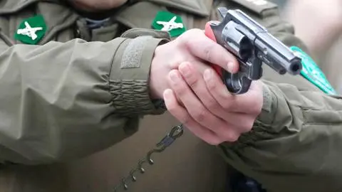 Avanza ley que permitirá a carabineros portar armas en todo momento y lugar