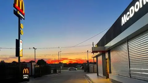 Delincuentes ejecutan planificado asalto a McDonald’s de autopista Concepción–Talcahuano: Instalaron cadena con miguelitos