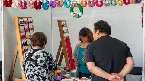 50 emprendedores de Concepción protagonizan feria navideña en Plaza Tribunales