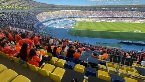 Miles de hinchas llegan al Estadio Ester Roa para la final del ascenso entre Deportes Concepción y Cobreloa