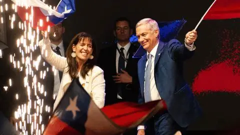 Vuelve la Primera Dama: Kast confirma rol activo de María Pía Adriasola en su futuro gobierno