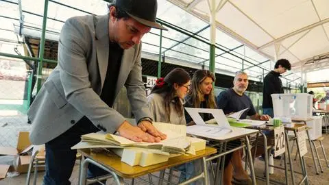 Comenzó el pago a vocales de mesa de las Elecciones 2025: revisa con tu RUT cómo cobrar el monto