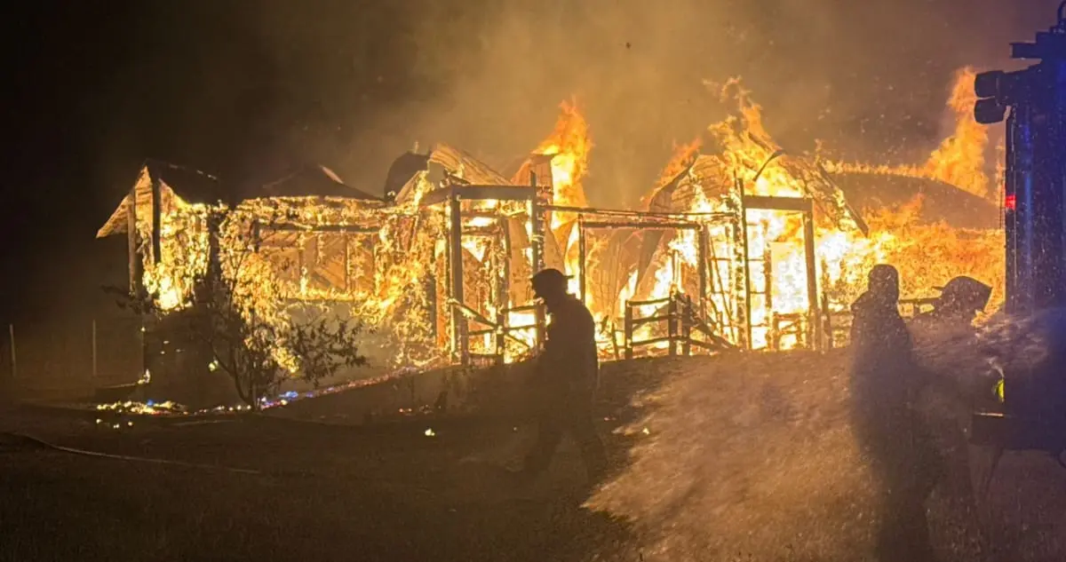 Ataque incendiario destruye vivienda en Cañete y dejan lienzo adjudicado a la RML: “Ni paz ni entendimiento”