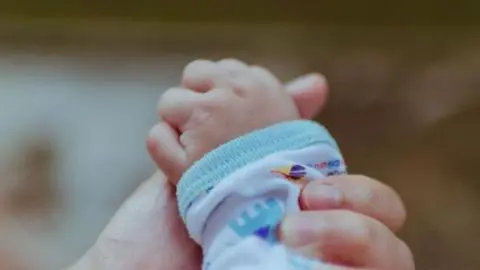 Habla familia de bebé intercambiada por error en el Biobío: “Habían velado, llorado y enterrado a una que no era la suya”
