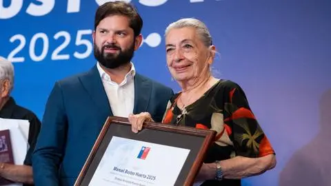 Presidente Boric distingue a profesora de Concepción por su histórica trayectoria sindical en defensa de derechos de trabajadoras y trabajadores