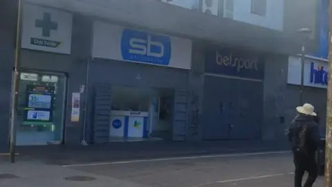 Alarma en pleno centro de Concepción: humo en conocida farmacia genera despliegue de Bomberos y alerta a peatones