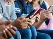 Estos son los 5 únicos casos en que estudiantes podrán usar celulares en los colegios