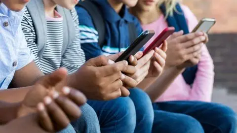 Estos son los 5 únicos casos en que estudiantes podrán usar celulares en los colegios
