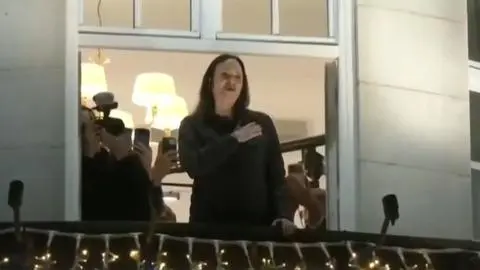 María Corina Machado reaparece en Noruega saludando en el balcón del Grand Hotel de Oslo