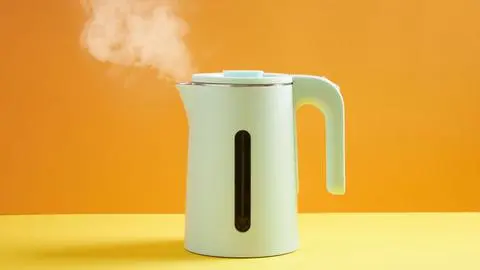 Estudio alerta que hervidores eléctricos liberan millones de microplásticos en el agua: “Existe un riesgo”