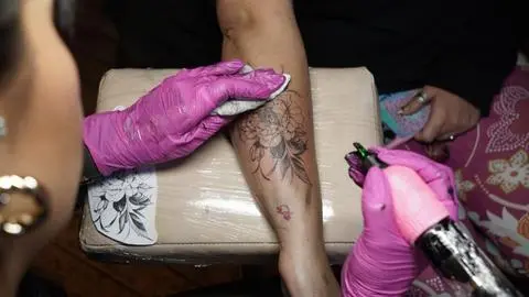 “Oye Tú” celebra su aniversario con tatuajes, arte local y fiesta en conocido bar de Concepción
