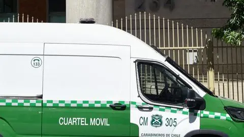 Se investiga posible femicidio y suicidio: Encuentran dos cuerpos al interior de un departamento en Santiago
