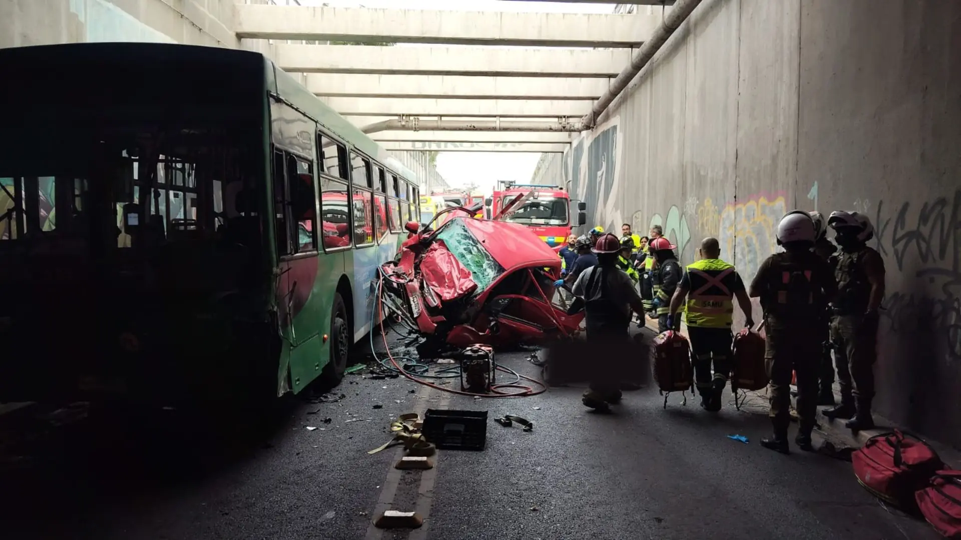 Madre y sus dos hijos fallecen tras colisión entre un bus del transporte público y un automóvil en Lo Espejo