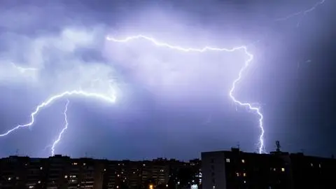 Hasta 15 mm en pocas horas: Emiten aviso para 4 regiones por lluvias y tormentas este último fin de semana del año